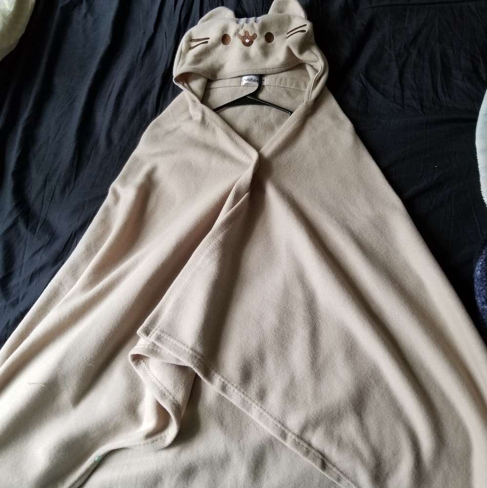 Pusheen Poncho/Caplet w hood